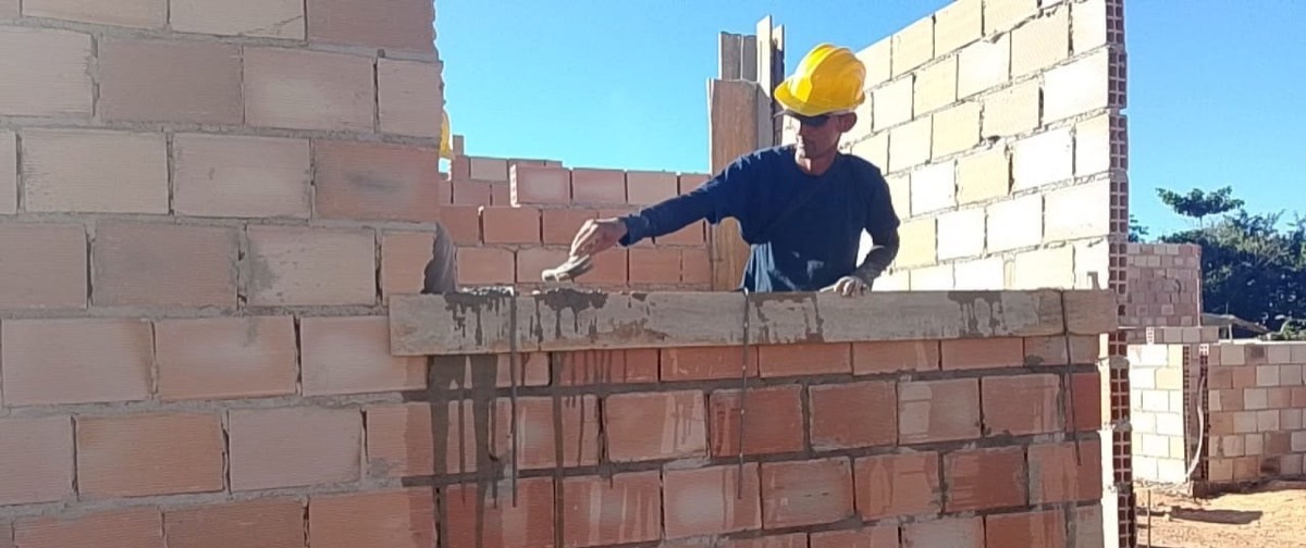 Pedreiro assentando bloco