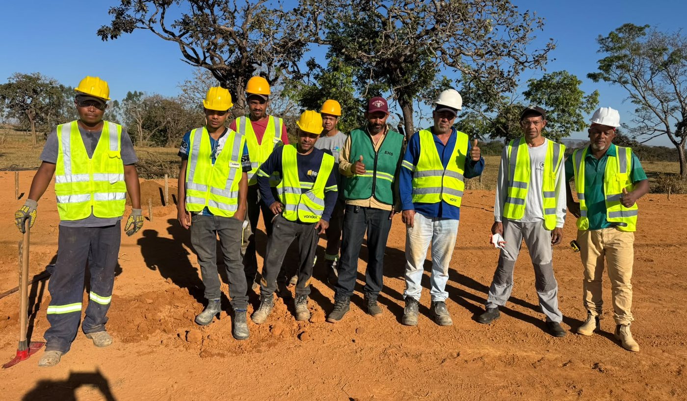 Equipe de obra com capacete e colete